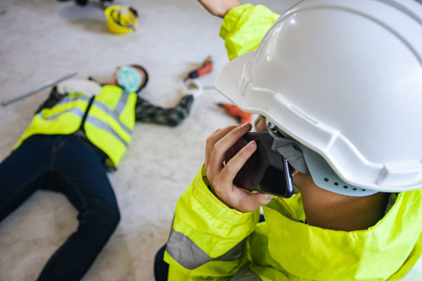 supervisor que ayuda a llamar al equipo de seguridad para apoyar el accidente del empleado en el trabajo en el sitio. - dropped call fotografías e imágenes de stock