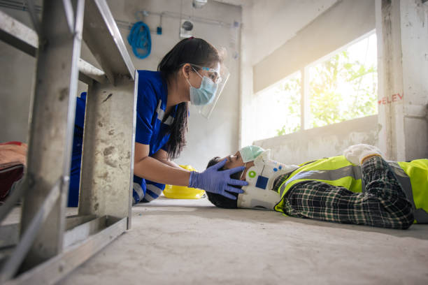 first aid builder accident in site work. paramedic first aid for head injuries. - coleira protetora imagens e fotografias de stock