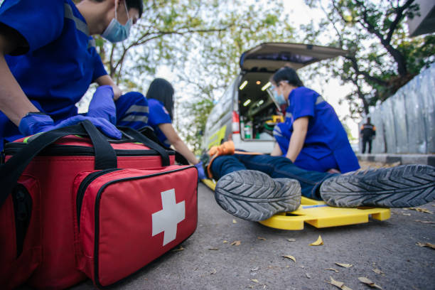 el equipo paramédico ayuda accidente en carretera. - cpr first aid paramedic rescue fotografías e imágenes de stock
