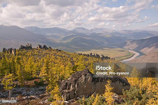 秋の山々を見晴らせます - シベリアのストックフォトや画像を多数ご用意 - シベリア, スネーク川, 人物なし