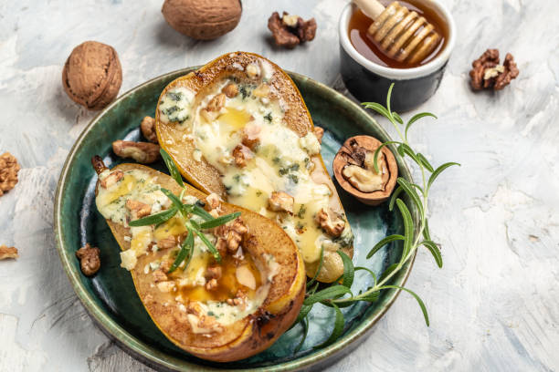 peras horneadas con dorblu, gorgonzola, queso roquefort, miel y nueces. grasas saludables, alimentación limpia para bajar de peso - honey roasted nut fotografías e imágenes de stock