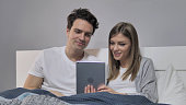 junges-paar-im-bett-tun-online-video-chat-per-tablet.jpg?b=1&s=170x170&k=20&c=5qI37gDdUnIAgXAEhnbXMARL1kJ8YEOfWlQLU-2oD8Q=