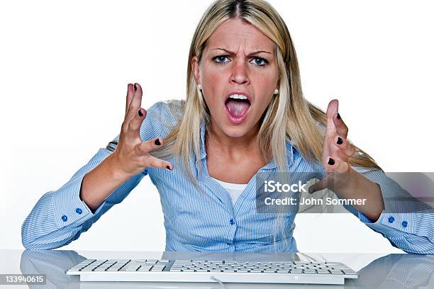 Foto de Angry Mulher Usando Computador e mais fotos de stock de Berrar - Berrar, Cabelo Louro, Gritar