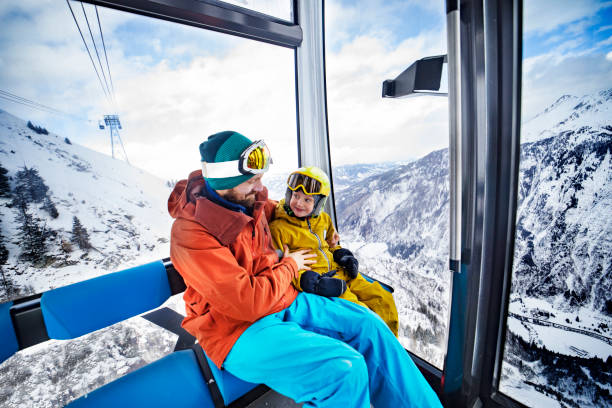 padre con figlio negli impianti di risalita nel comprensorio sciistico - austria european alps winter outdoors foto e immagini stock