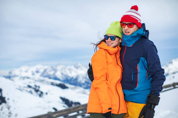 스키 리조트에서 젊은 성인 커플 - romance skiing ski resort couple 뉴스 사진 이미지