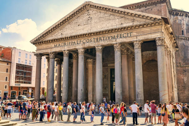 dozens of tourists wait in line to visit the majestic roman pantheon in the historic heart of rome - roman ancient rome empire ancient imagens e fotografias de stock