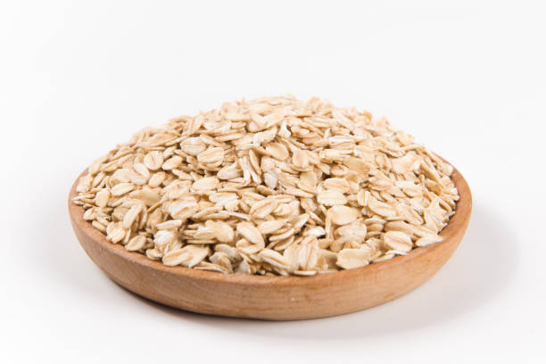 fiocchi d'avena o farina d'avena isolati su fondo bianco - oat oatmeal rolled oats oat flake foto e immagini stock