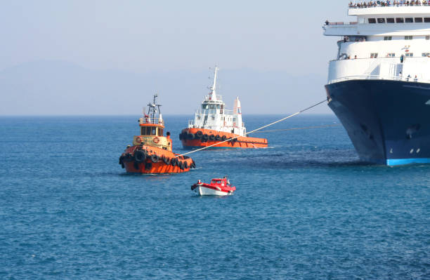 rimorchiatori traino di un traghetto in un porto - cruise ship cruise mediterranean sea sea foto e immagini stock