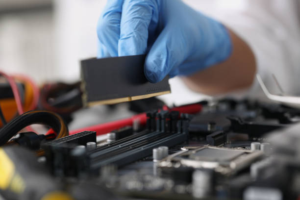 un technicien ganté diagnostique un gros plan d’équipement informatique cassé - computer chip photos et images de collection