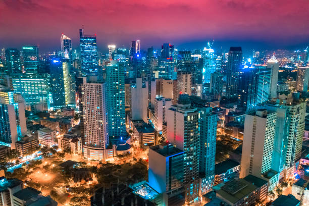 vista noturna dos arranha-céus makati, o distrito comercial de metro manila, filipinas. - manila philippines makati city - fotografias e filmes do acervo