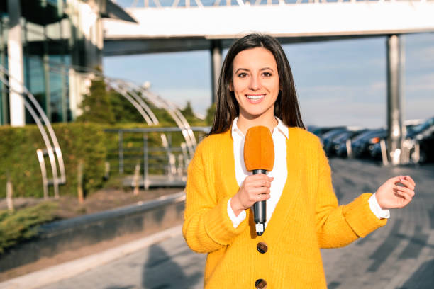 joven periodista con micrófono trabajando en la calle de la ciudad - city of nice audio fotografías e imágenes de stock