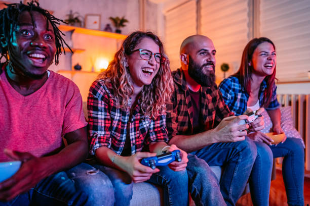 grupa przyjaciół bawiących się grając w gry wideo w domu - friendship video game young adult party zdjęcia i obrazy z banku zdjęć