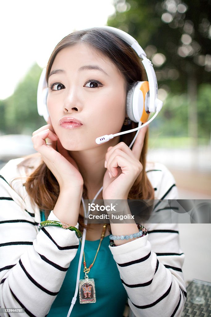 Profitant de la musique avec des écouteurs - Photo de Beauté libre de droits