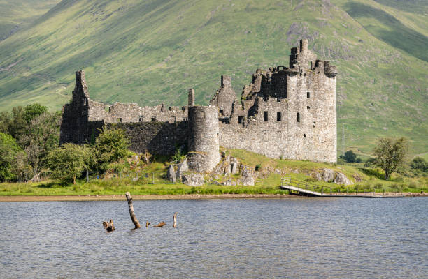 castelo kilchurn à beira do lago awe - campbells - fotografias e filmes do acervo