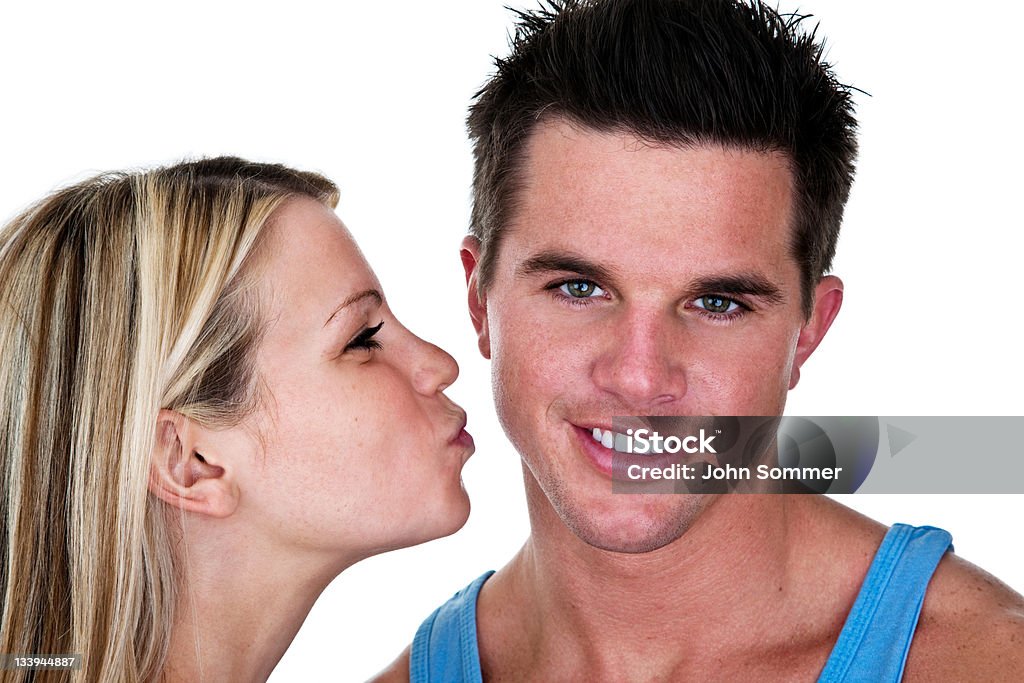 Coppia carina donna andando a Baciare uomo - Foto stock royalty-free di 20-24 anni