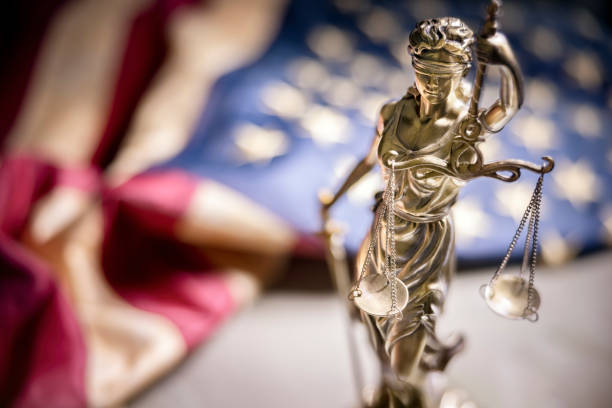 American legal system law concept statue of lady justice with scales of justice and american flag American legal system law concept statue of lady justice with scales of justice and american flag background supreme court justice photos stock pictures, royalty-free photos & images