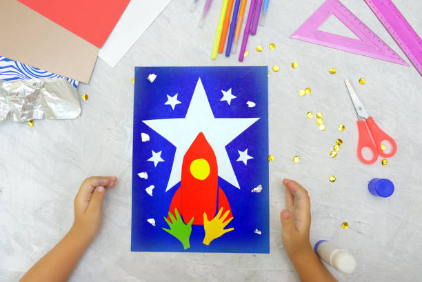 紙からロケットや星を作る子供。創造的な子供たちは工芸品で遊びます。 - oeuvre ストックフォトと画像