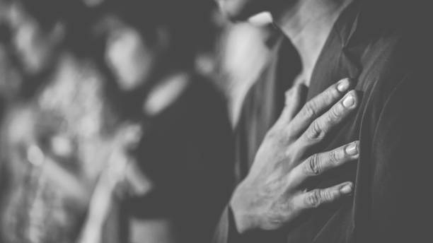 les gens prient ensemble à l’église. - saint photos et images de collection