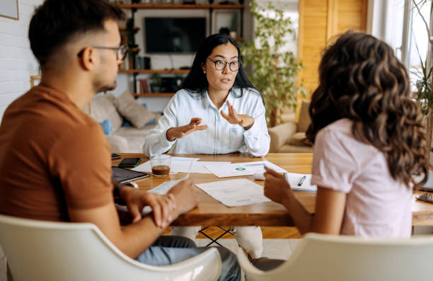 jeune couple recevant des conseils d’experts financiers - financial advisor photos et images de collection