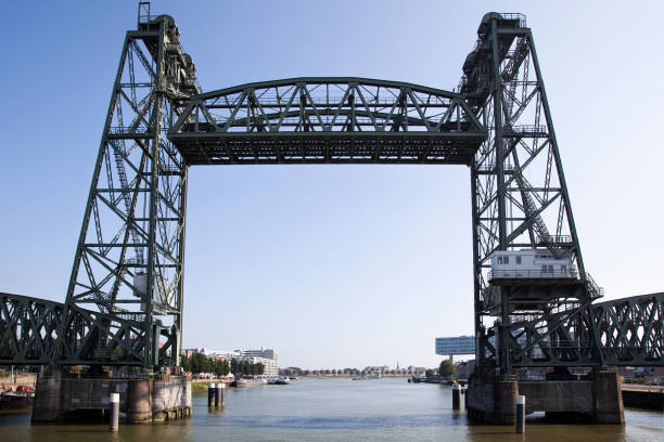 stary most kolejowy de hef w rotterdamie - vertical lift bridge zdjęcia i obrazy z banku zdjęć