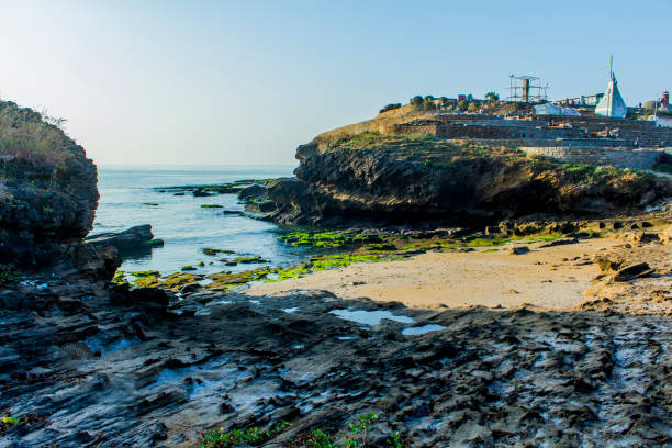 солнечный день на пляже джаландхар, диу - horizontal landscape coastline gujarat стоковые фото и изображения