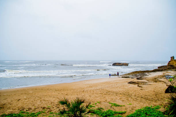 sonniger tag am jalandhar strand, diu - horizontal landscape coastline gujarat stock-fotos und bilder