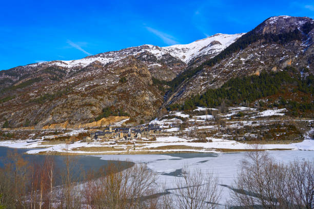 aldeia lanuza e reservatório em pirineus de huesca - tena - fotografias e filmes do acervo