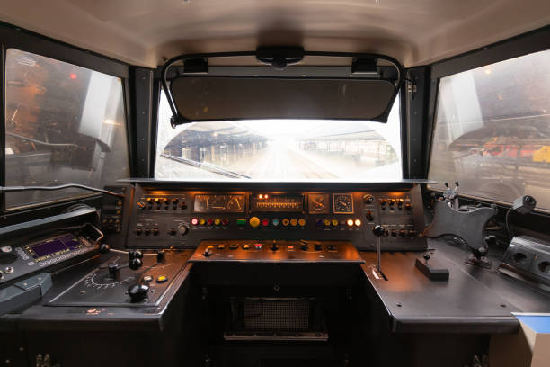 altes train icm cockpit - bahn fahren stock-fotos und bilder