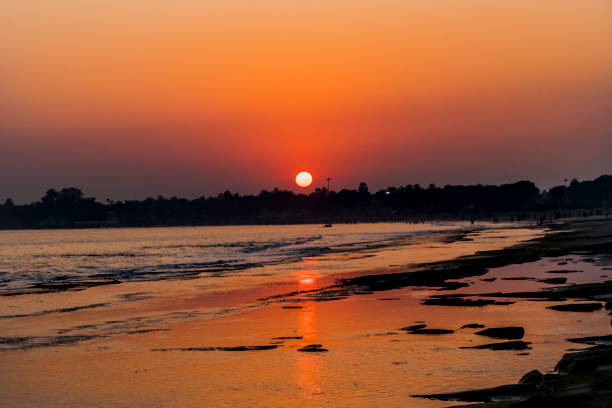 nagoa beach, diu, indien - horizontal landscape coastline gujarat stock-fotos und bilder