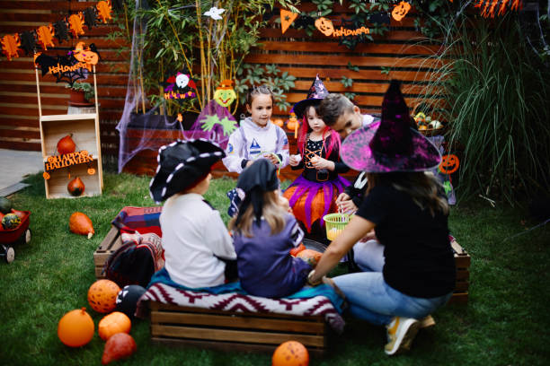 mujer leyendo pistas para niños jugando a la búsqueda del tesoro juego de halloween - scavenger hunt fotografías e imágenes de stock