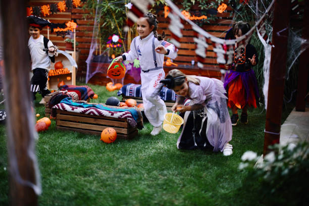 crianças fofas jogando scavenger caçam jogo de halloween em festa no quintal - scavenger hunt - fotografias e filmes do acervo