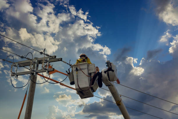 竜巻後の送電線の電気技師チェックの問題 - power line electrician electricity manual worker ストックフォトと画像