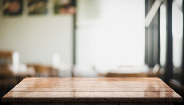 plateau de table en bois vide avec lumières bokeh sur fond de restaurant flou - table counter top wood isolated photos et images de collection