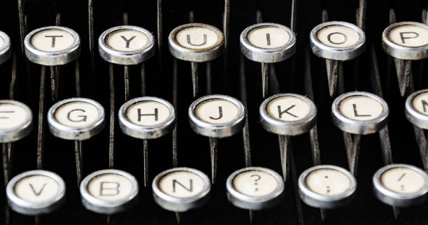 teclas redondas de una vieja máquina de escribir vista desde arriba - typewriter key fotografías e imágenes de stock
