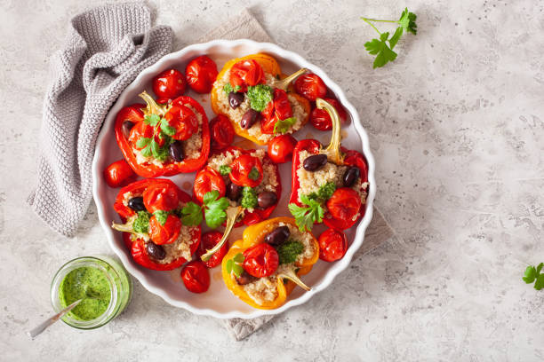 pimentões recheados com azeitonas de tomates de quinoa e chimichurri molho de ervas - stuffed stuffed pepper pepper bell pepper - fotografias e filmes do acervo