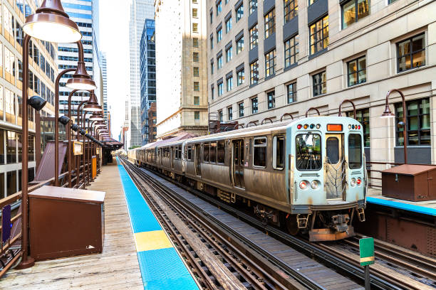 Train in Chicago Train subway in Chicago in a sunny day, Illinois, USA subway platform stock pictures, royalty-free photos & images
