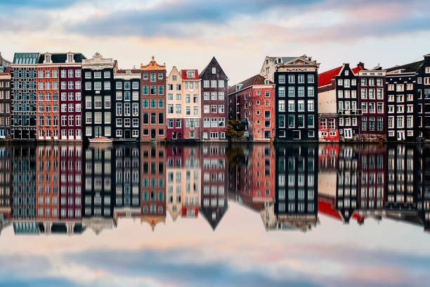 architecture in amsterdam - grachtenpand stockfoto's en -beelden