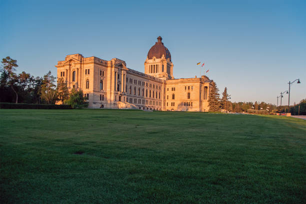 the saskatchewan legislative building in regina, saskatchewan, canada - built structure building exterior parliament building regina imagens e fotografias de stock