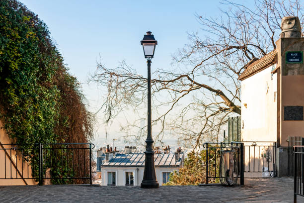 eine alte straßenlaterne auf dem gipfel des montmartre-hügels. - television aerial roof antenna city stock-fotos und bilder