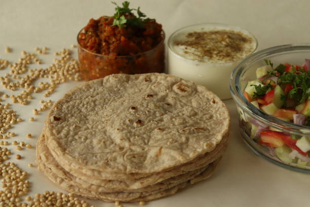 jowar roti ou jowar bhakri são pães planos sem glúten saudáveis feitos com farinha de milheto de sorgo. - pennisetum - fotografias e filmes do acervo