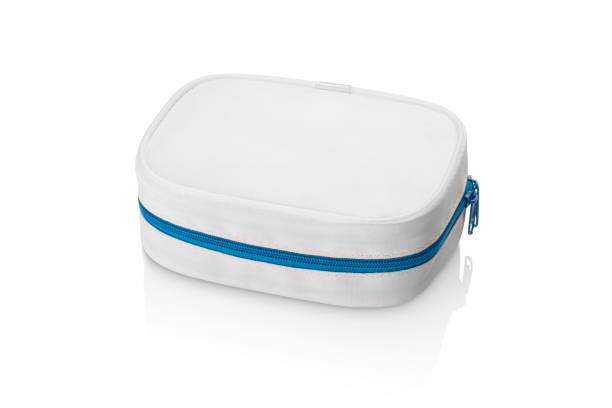 neceser blanco cerrado con cremallera azul, aislado - cosmetic bag fotografías e imágenes de stock