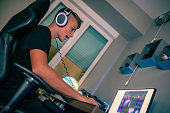 teenager-spielt-videospiele.jpg?b=1&s=170x170&k=20&c=Bm-gsXqputwfyVyo-UbUYZzKIEHhwjQO32v2z3L-Spw=