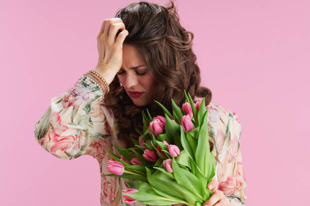 ピンクの花柄のドレスで若い女性を強調 - terrified hairdresser hairstyle color image ストックフォトと画像