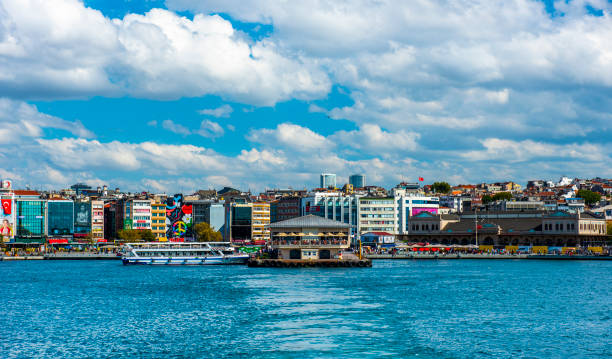 piękny widok na dzielnicę kadikoy w stambule w turcji. - kadikoy district zdjęcia i obrazy z banku zdjęć