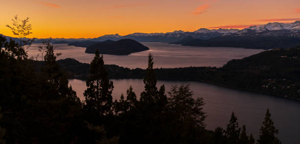 atardecer en el parque nacional nahuel huapi, san carlos de bariloche, patagonia, argentina. - panoramic bariloche argentina scenics fotografías e imágenes de stock