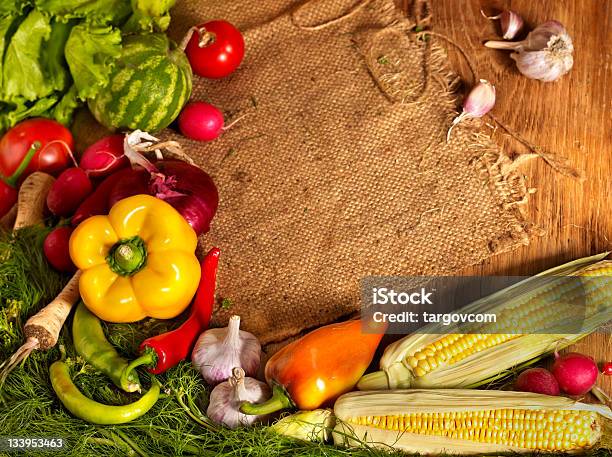 Foto de Preparação De Legumes Em Pranchas De Madeira e mais fotos de stock de Alface - Alface, Alho, Alimentação Saudável