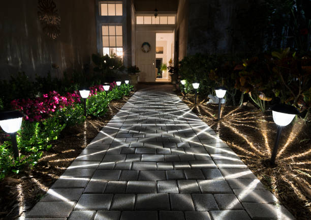 passerelle illuminée jusqu’à la porte d’entrée la nuit - formal garden ornamental garden lighting equipment night photos et images de collection