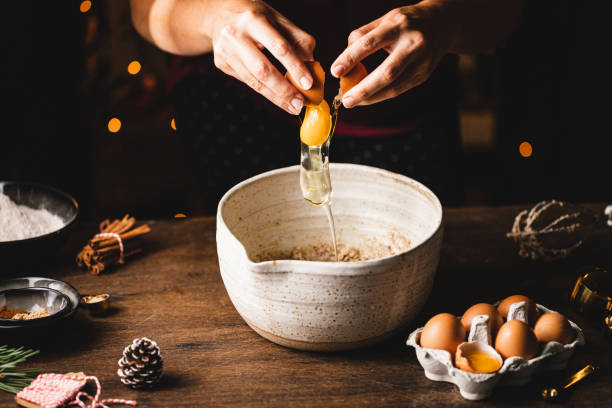 frauenhände brechen braunes ei in schüssel - dessert spice baking cooking stock-fotos und bilder