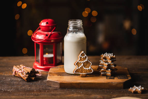 galletas de navidad con botella de leche por linterna - nobody baking food and drink food fotografías e imágenes de stock