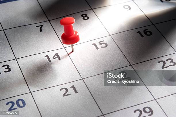 Vermelho Pushpin No Calendário Com Raios De Luz - Fotografias de stock e mais imagens de Calendário - Calendário, Aspiração, Tempo